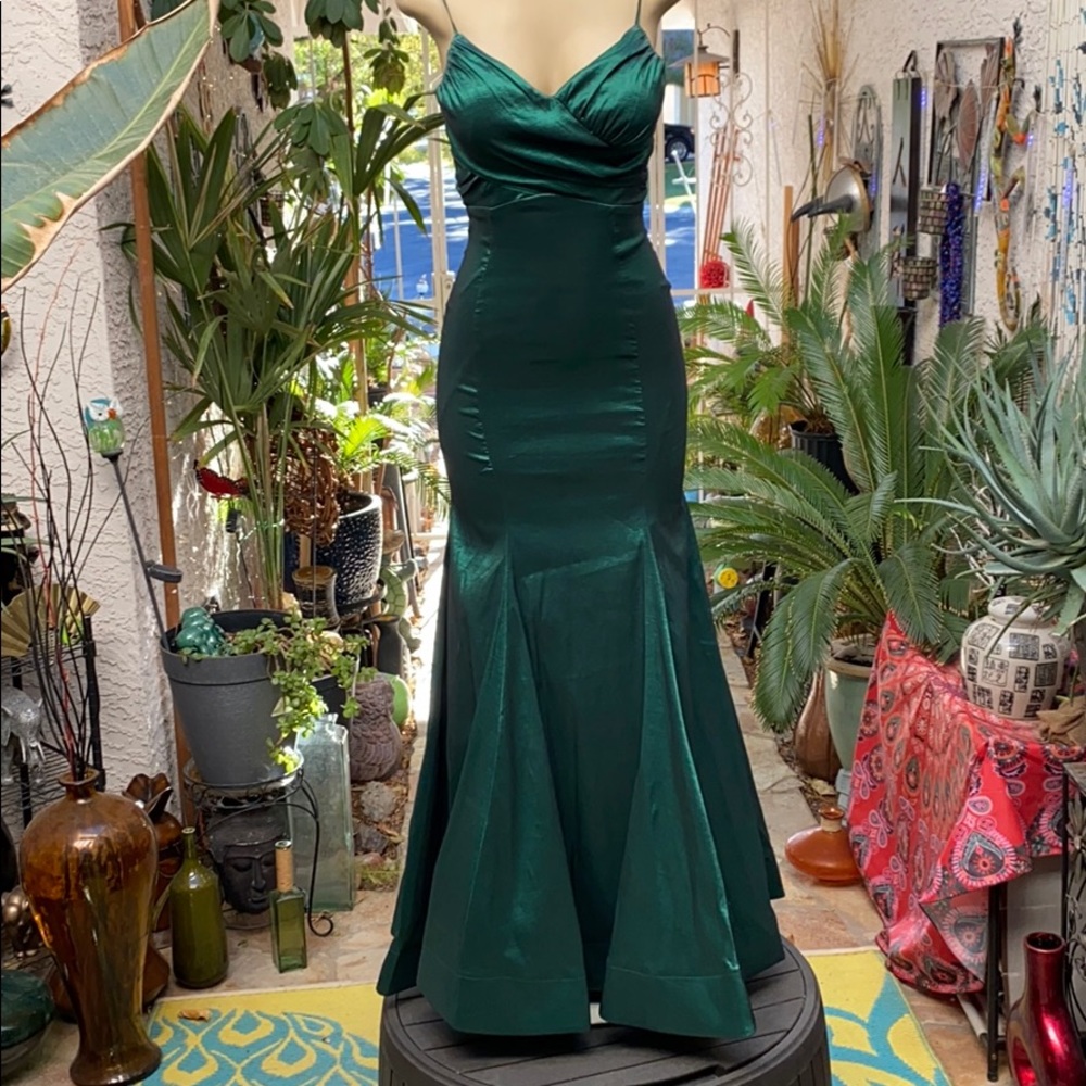 🎩💚🎩BEAUTIFUL TAFFETA METALLIC GREEN GOWN🎩💚🎩